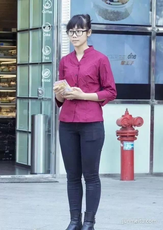 街拍清纯丰腴高挑眼镜气质清新紧身裤女郎