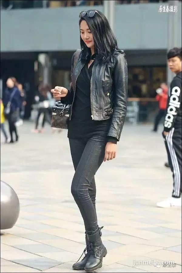 街拍霸气大长腿美女傲视群芳！（组图）