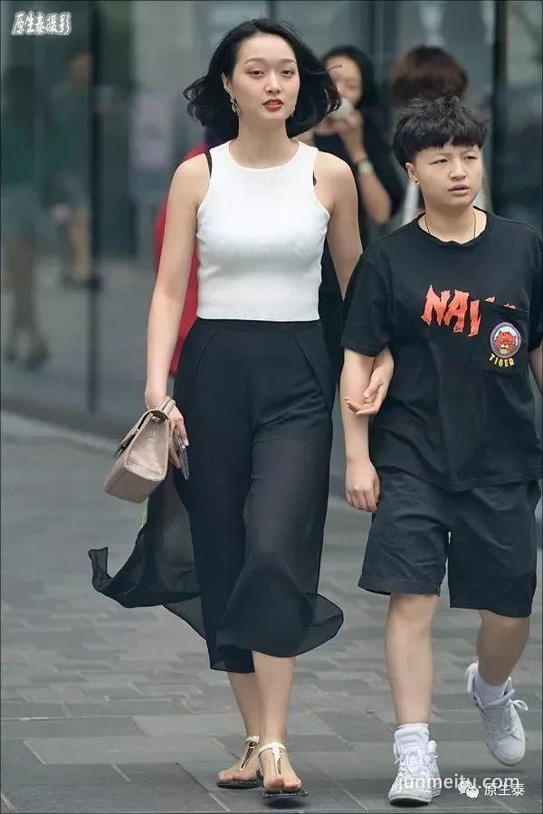 街拍传说中的魔鬼身材，盛夏显露正当时！