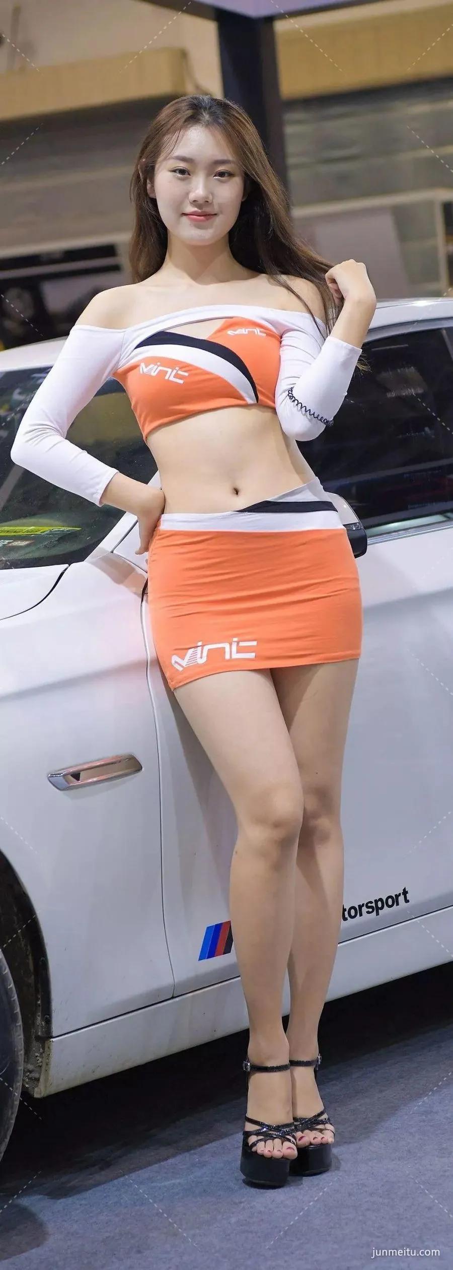 车展摄影紧身包臀短裙大白腿美女模特
