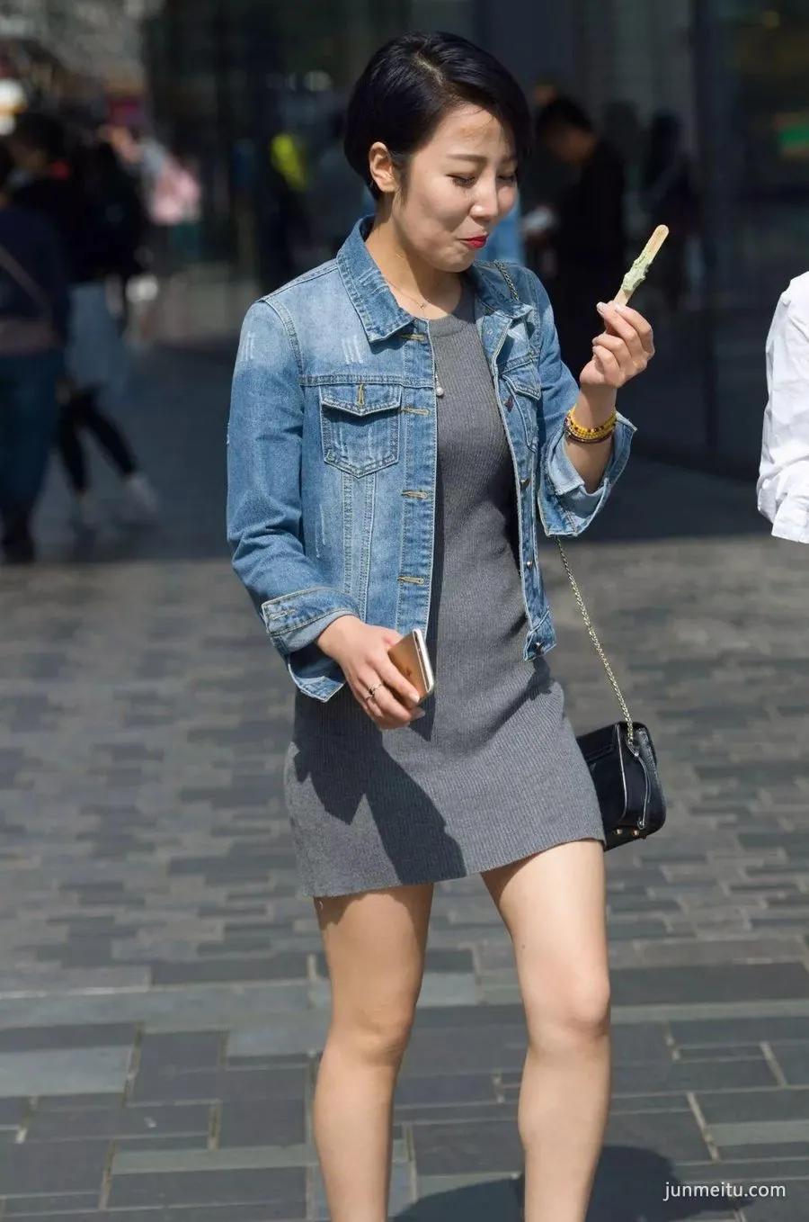 街拍风韵犹存的性感女人