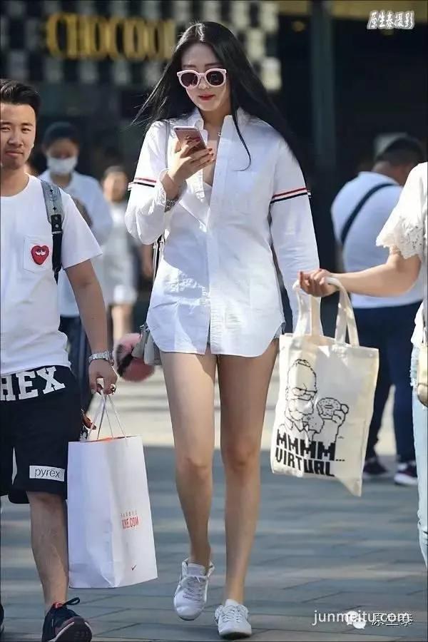 街拍玉腿林立热裤美女秀光腿!(组图)