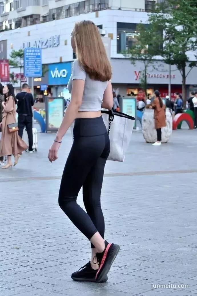 街拍穿紧身裤身材高挑的气质长腿美女