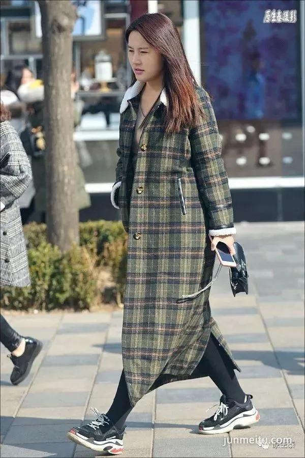 街拍早春美女迷人的风韵，竟然是这样打造的！