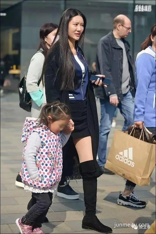 街拍春季美女二八月乱穿衣,颠覆你想象!(组图)