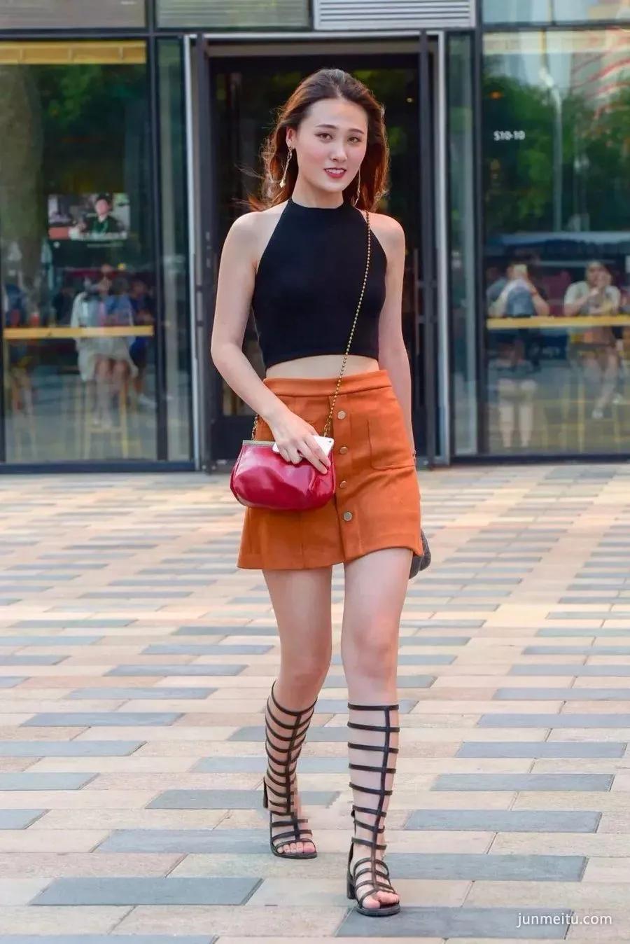 街拍时尚靓丽短裙个性流行凉鞋丰腴双腿气质女郎