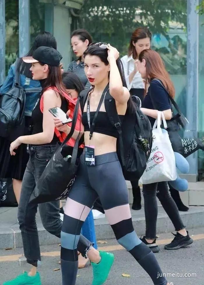 街拍个性紧身裤大长腿浑圆挺翘露脐装小蛮腰气质洋妹纸