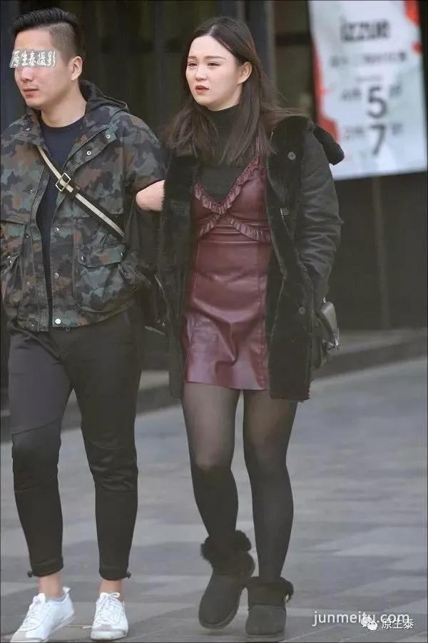 街拍寒冬反季节穿衣的美女，格外惹眼！