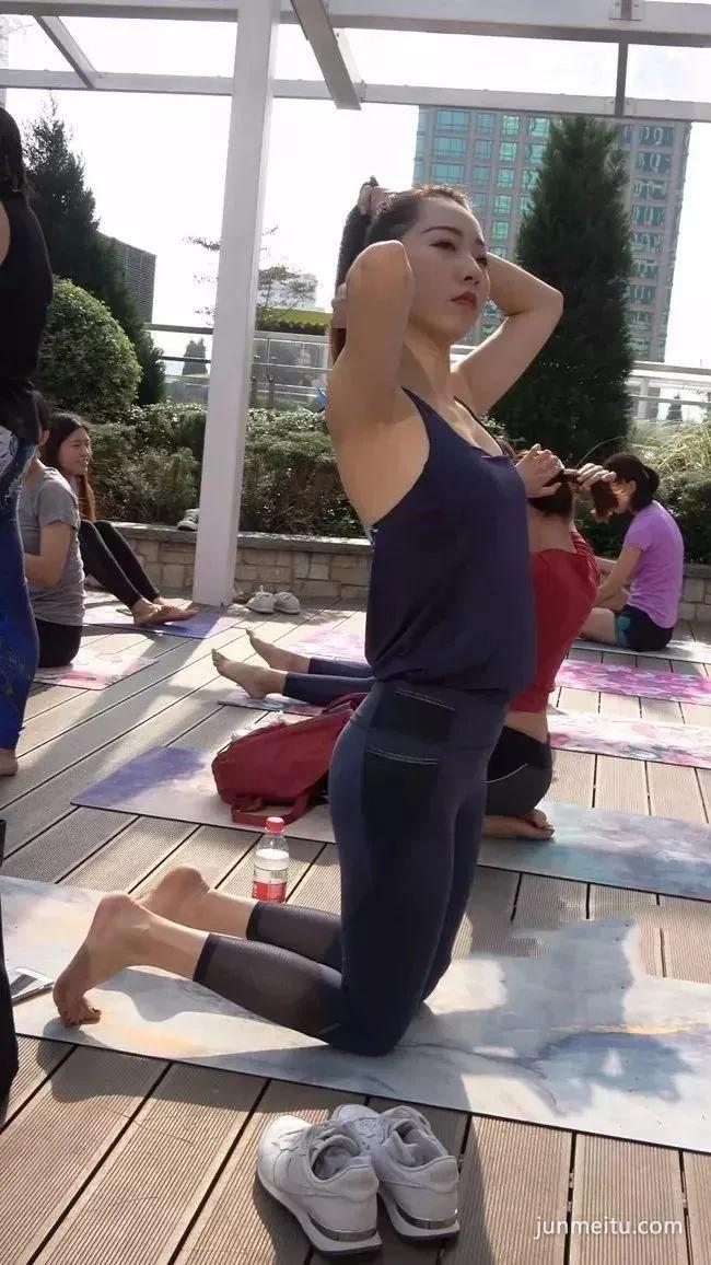 街拍时尚流行瑜伽紧身裤的漂亮女郎