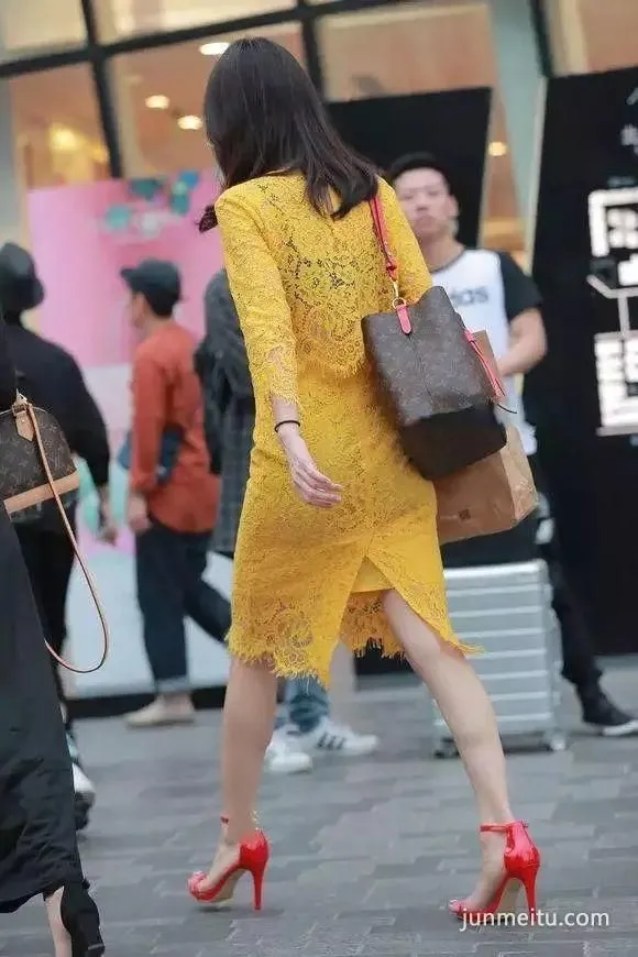 街拍抄底镂空透视包臀连衣裙，姑娘更加性感