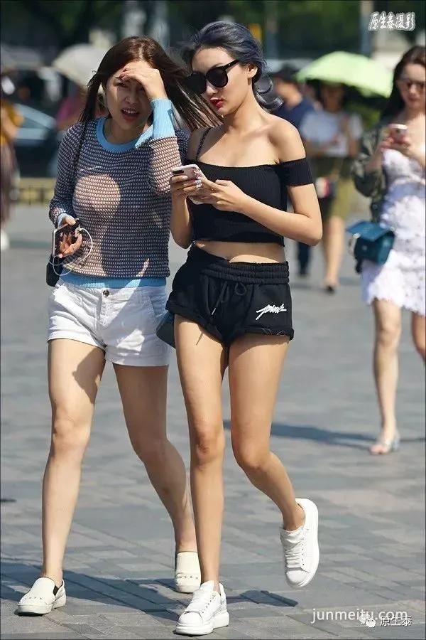 街拍夏日清凉性感美女，太晃眼了吧？