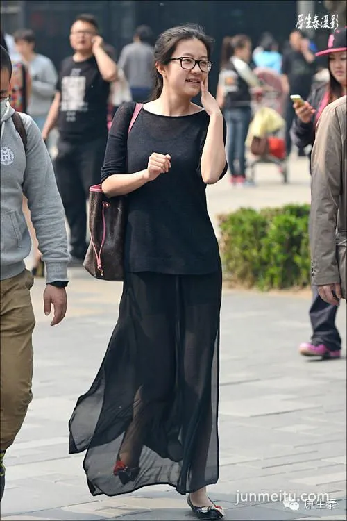 北京美女长裙翩翩舞春风各领风骚！