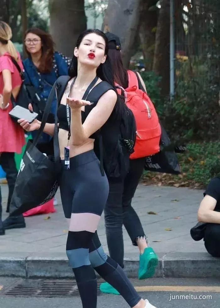 街拍个性紧身裤大长腿浑圆挺翘露脐装小蛮腰气质洋妹纸