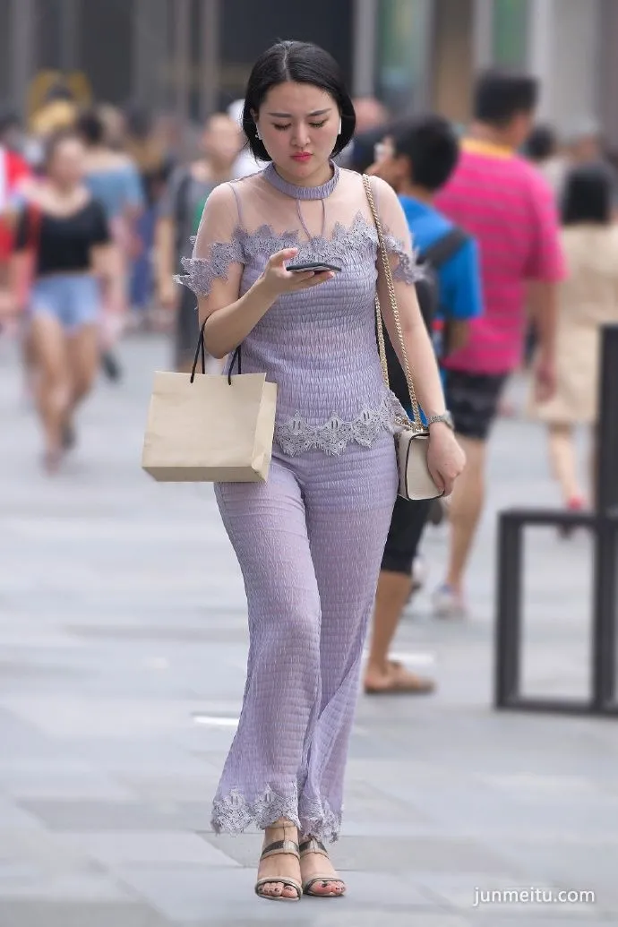 街拍贵妇蕾丝薄纱朦胧的美感，这样的着装很有韵味