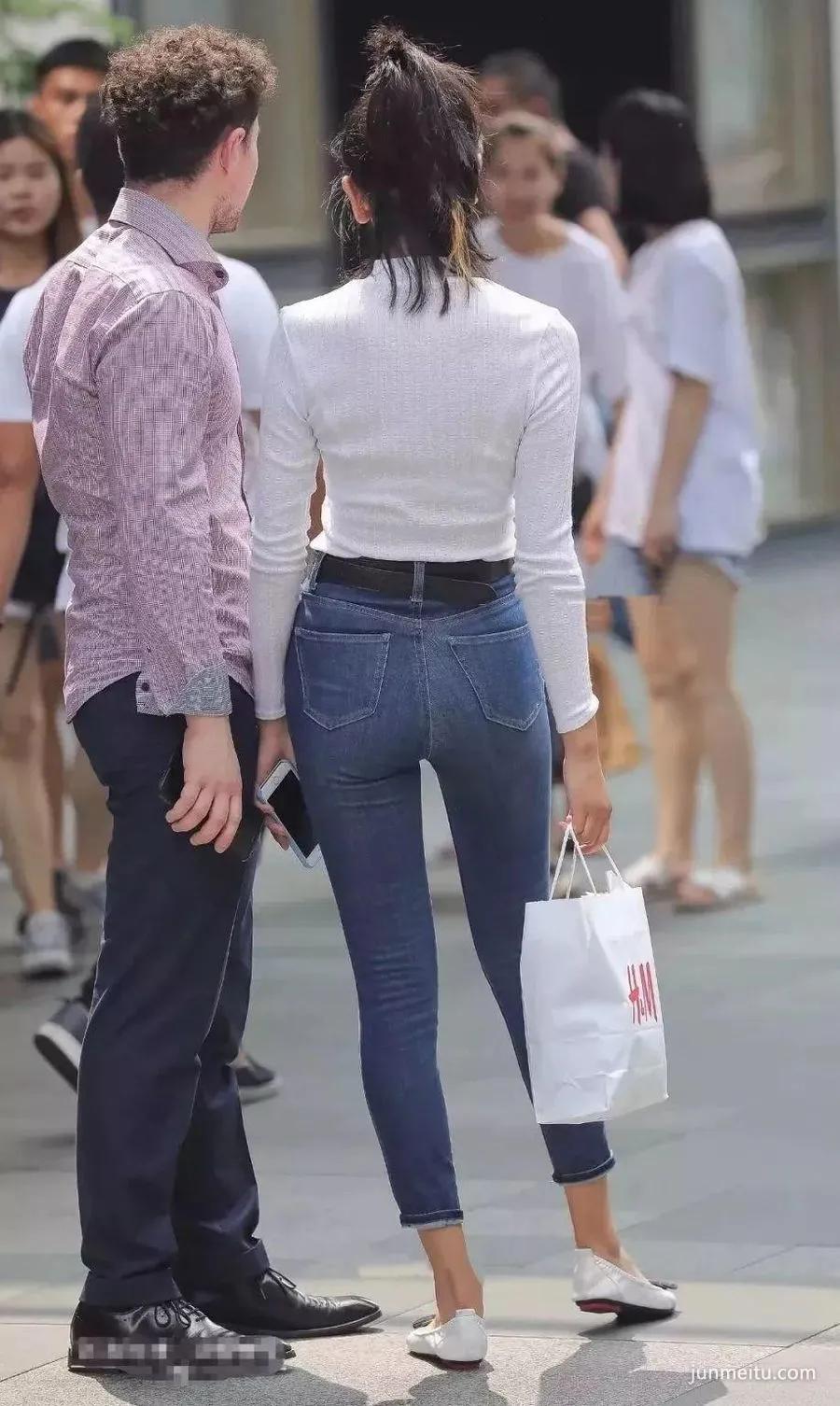 街拍高挑紧身牛仔裤苗条修长双腿浑圆挺翘饱满气质女郎