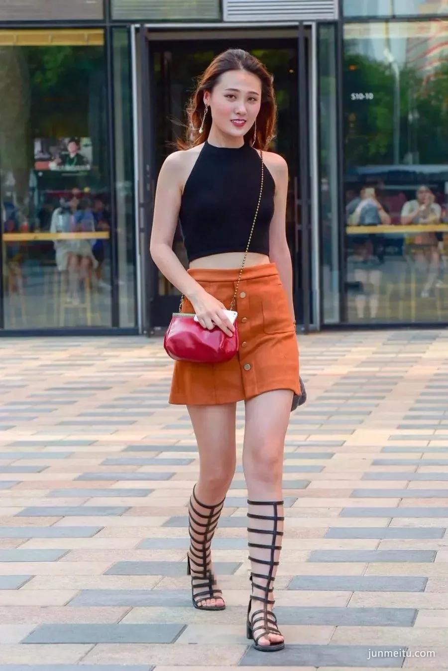 街拍时尚靓丽短裙个性流行凉鞋丰腴双腿气质女郎
