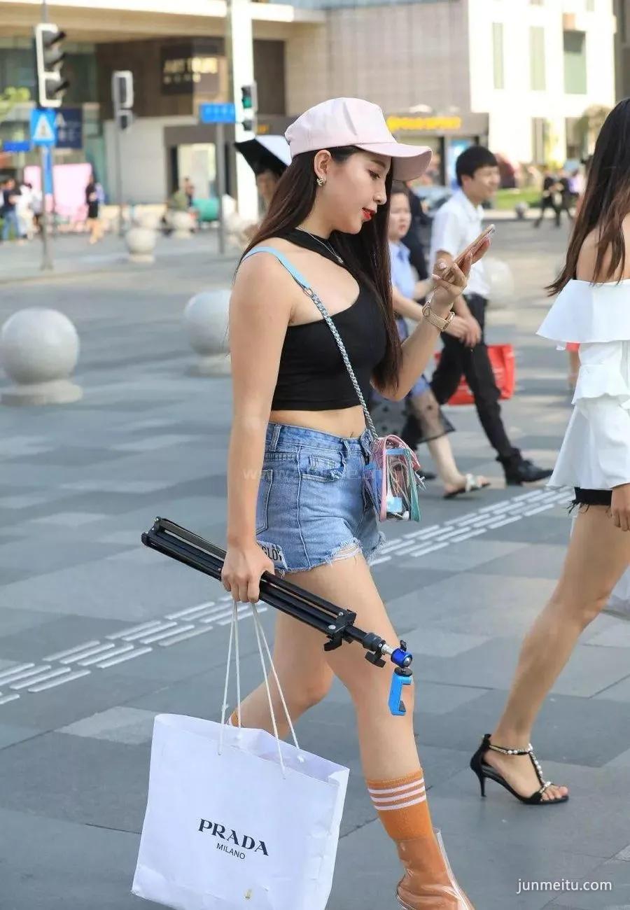 街拍牛仔短裤美女 是不是该减下肚子呀