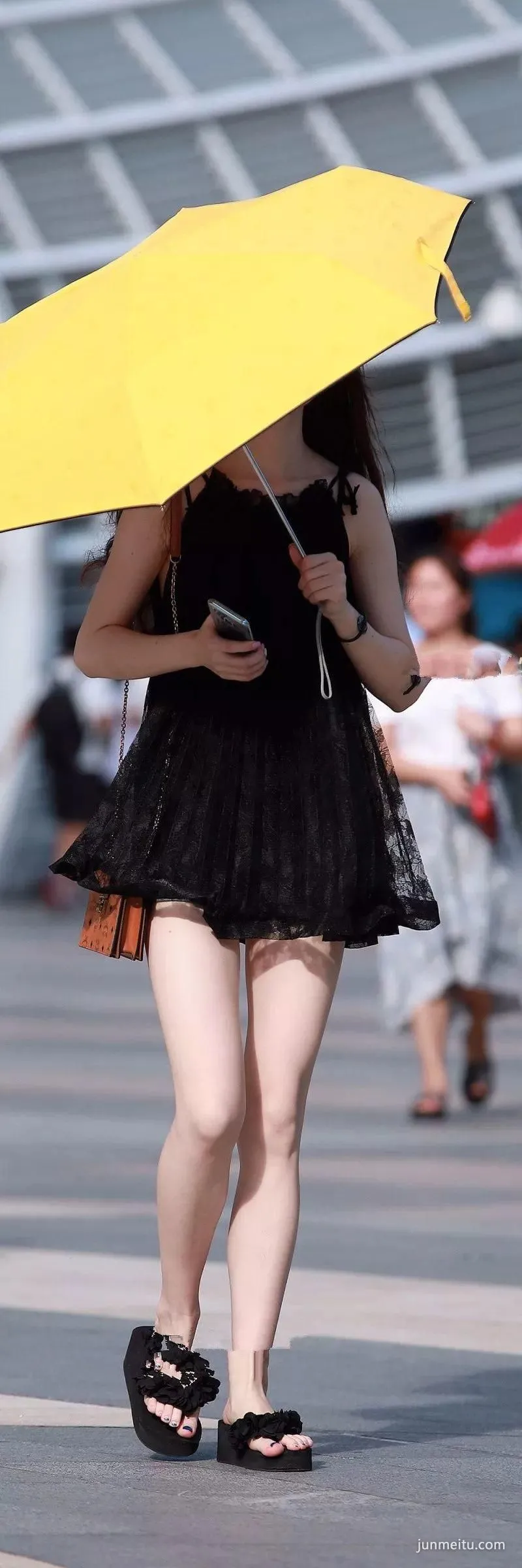短裙大白腿气质眼镜漂亮美女