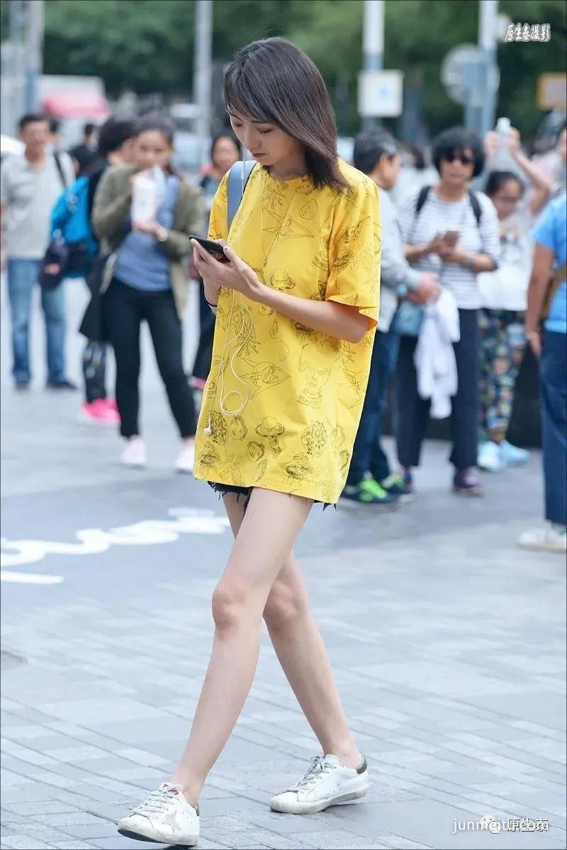 街拍天凉美女依然不舍超短热裤,性感你的眼!