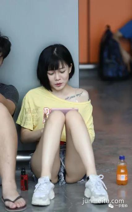 热裤抄底小妹妹撇着腿坐地上走光
