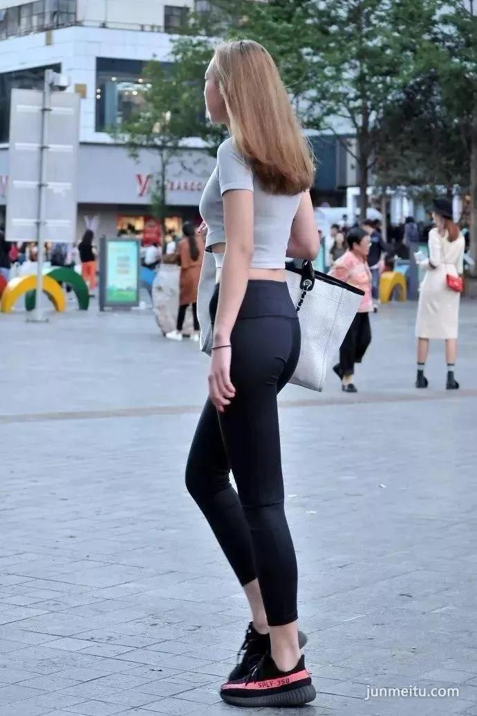 街拍穿紧身裤身材高挑的气质长腿美女