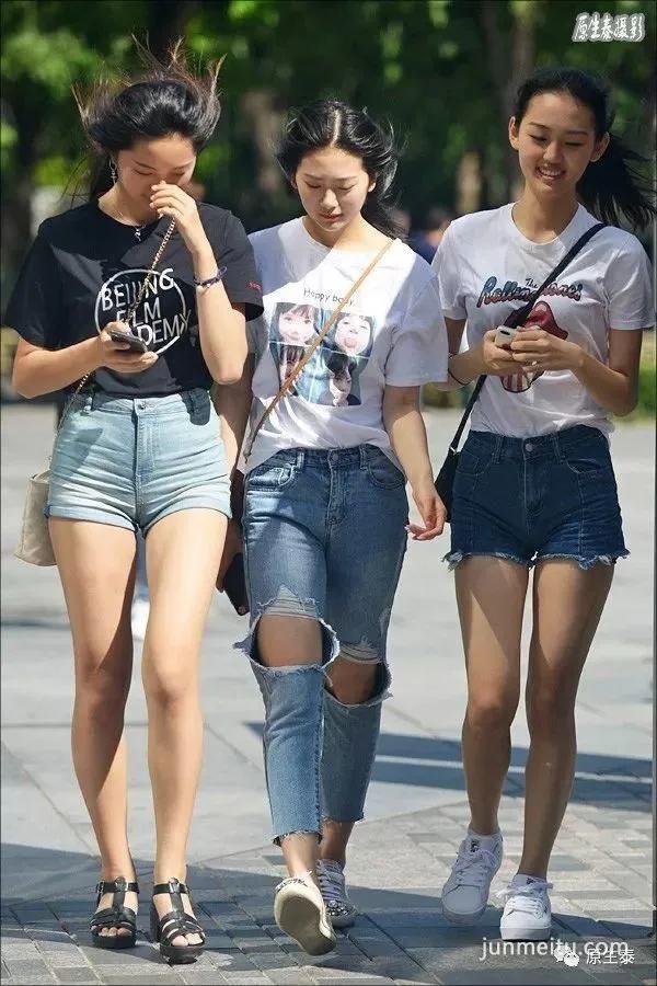 街拍秋季北京美女胡乱穿衣,令人浮想联翩!