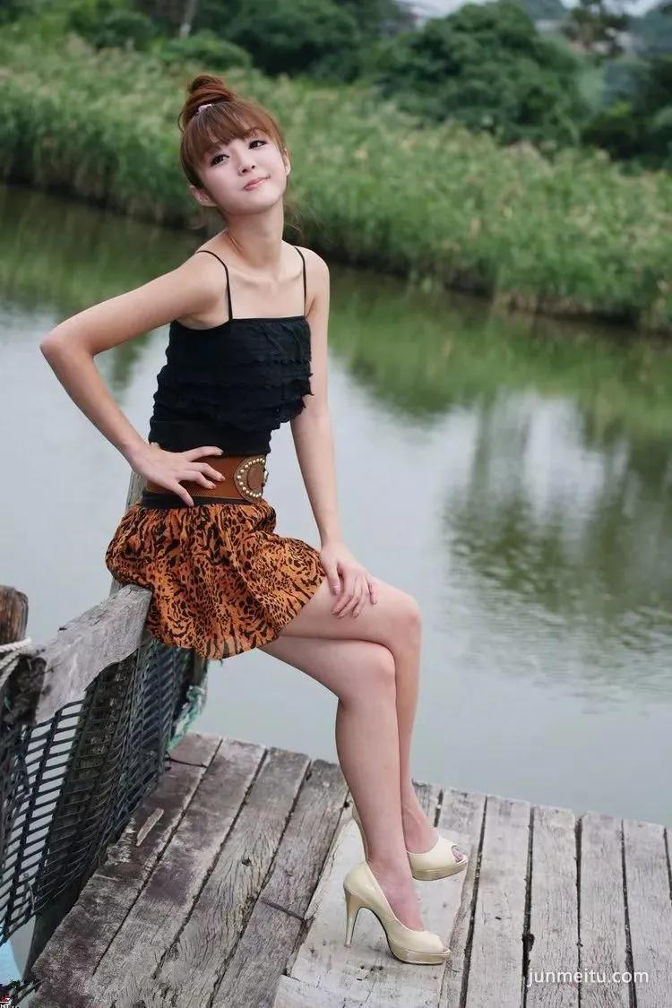 街拍郊外吊带裙总能给我们展现十足女人味