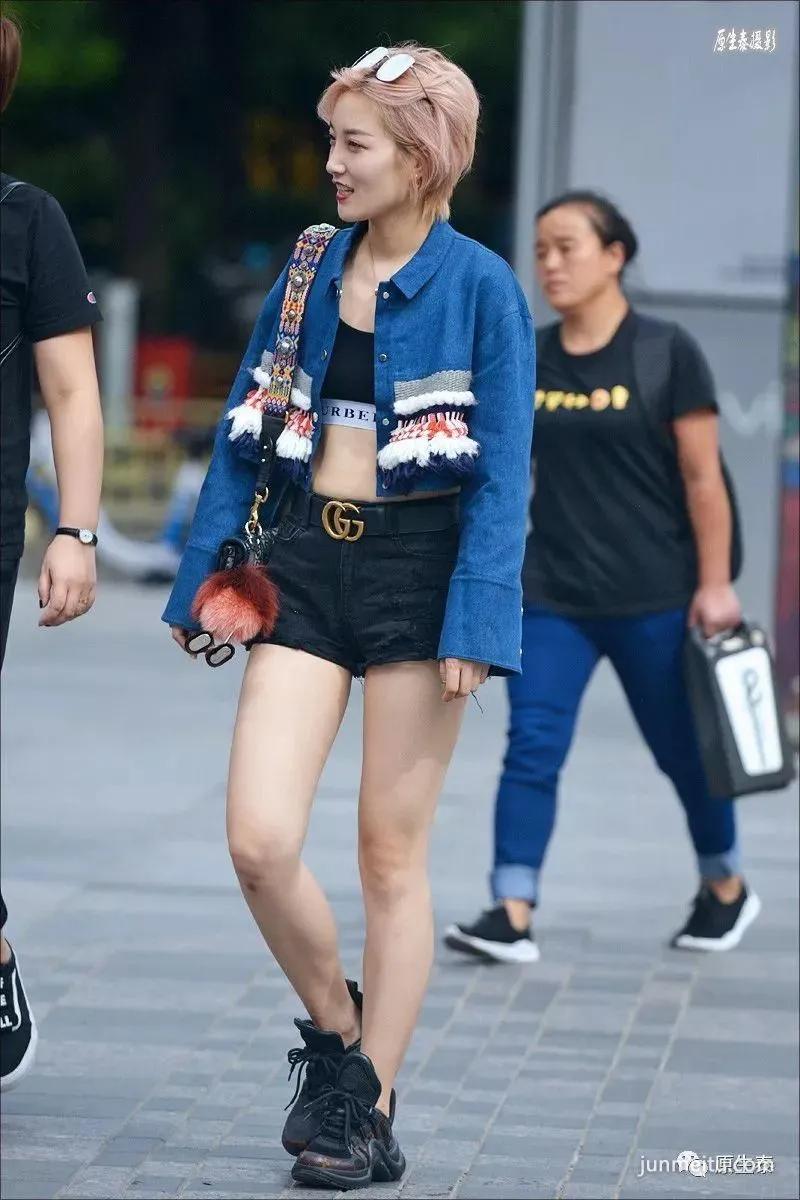 街拍天凉美女依然不舍超短热裤,性感你的眼!