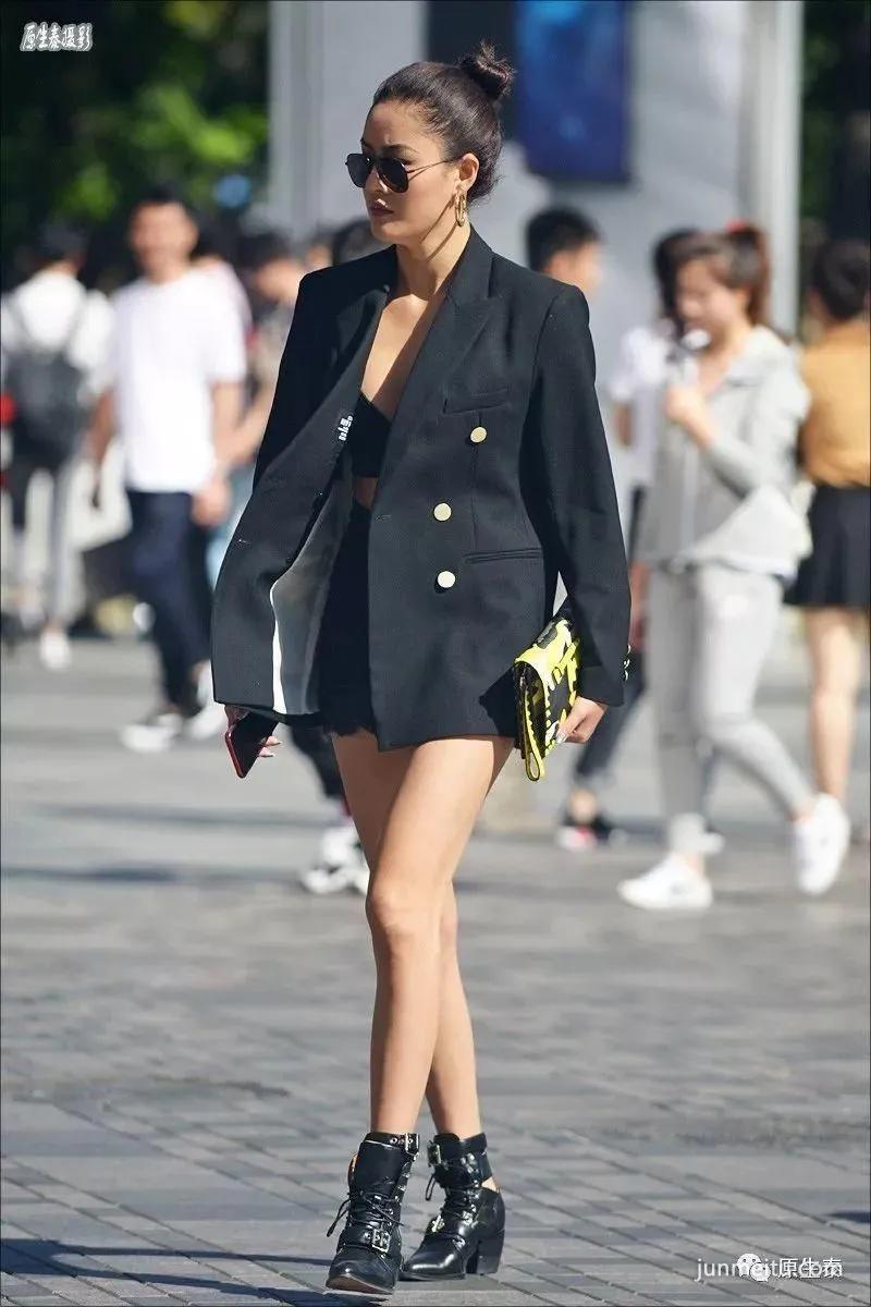 街拍天凉美女依然不舍超短热裤,性感你的眼!