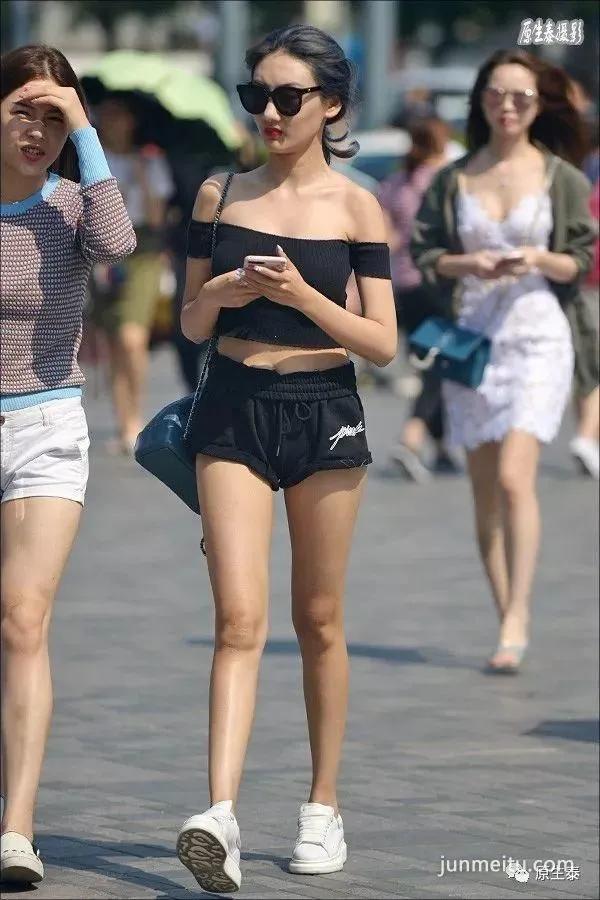 街拍夏日清凉性感美女，太晃眼了吧？