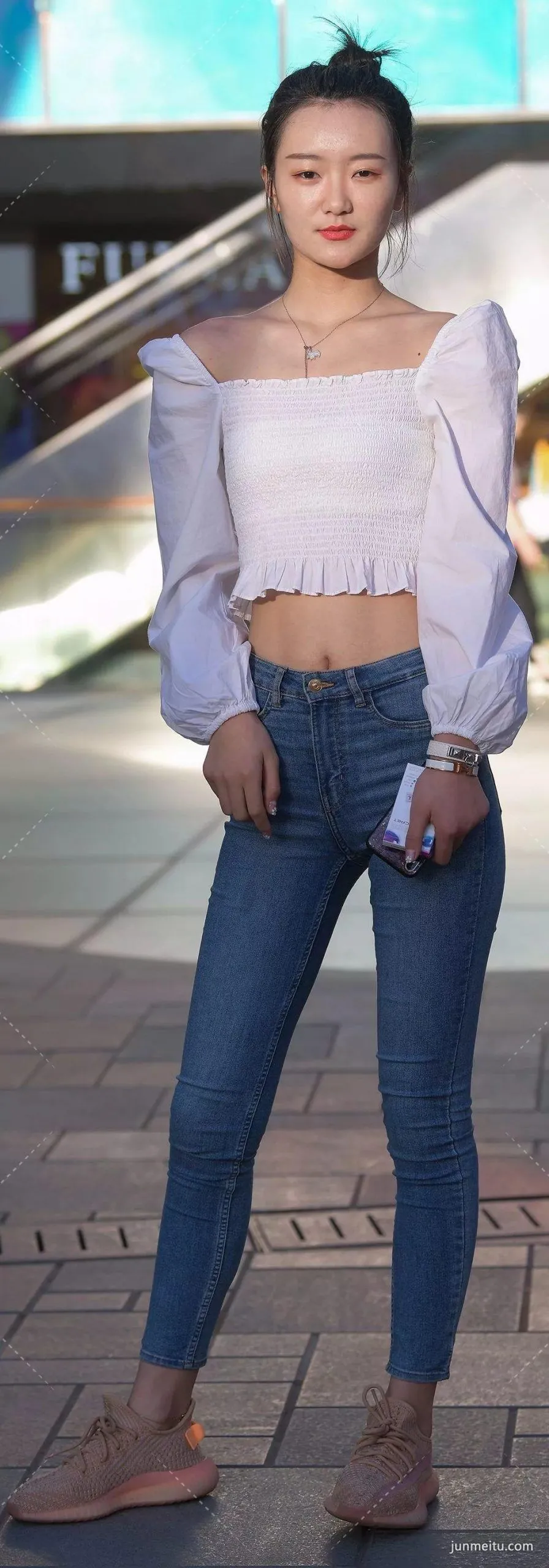 九个太阳街拍紧身牛仔裤蜜臀极品美女