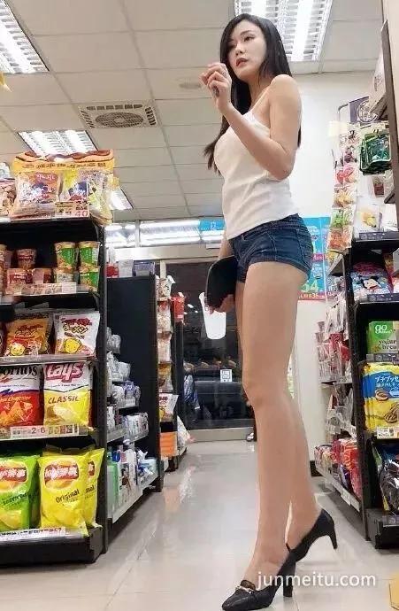高挑牛仔热裤大长腿气质饱满美女