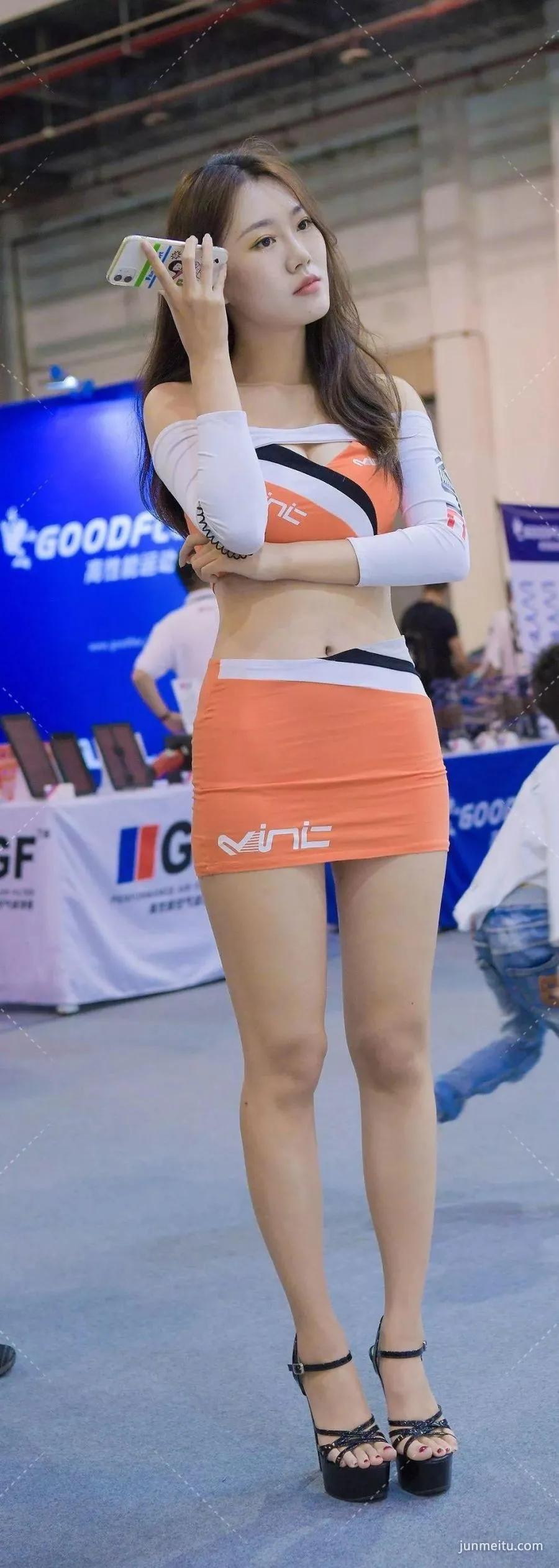 车展摄影紧身包臀短裙大白腿美女模特