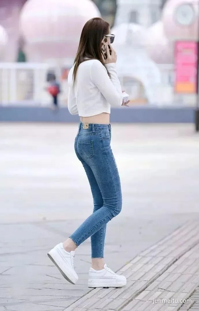 街拍大师紧身牛仔裤大长腿露脐装翘臀美女