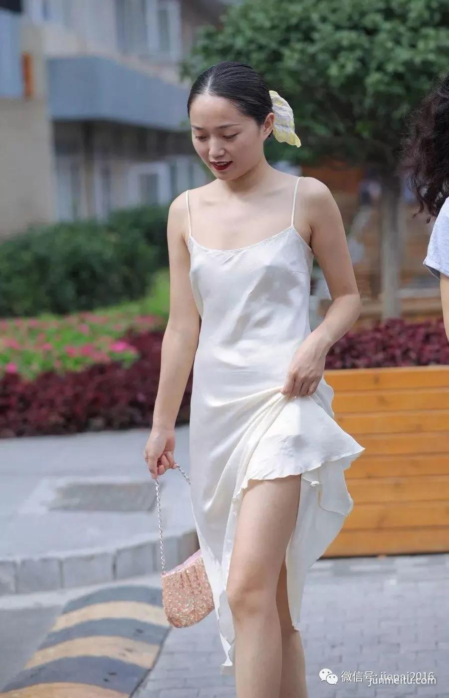 辣妈吊带裙真空上街，小馒头好看又清凉！