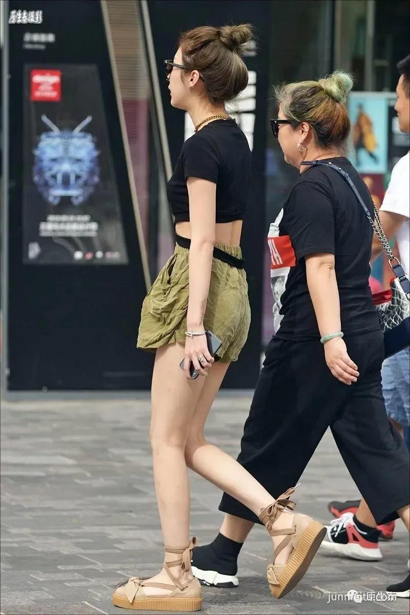 街拍天凉美女依然不舍超短热裤,性感你的眼!