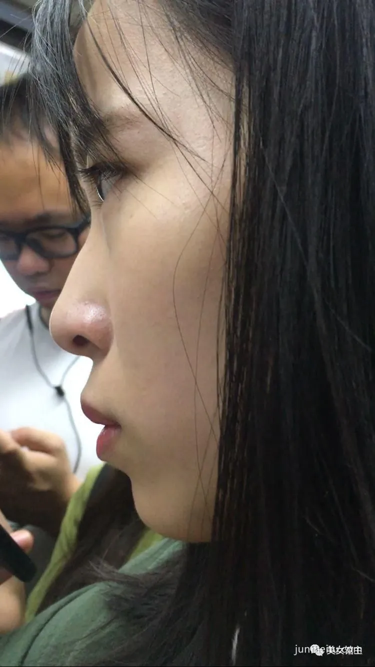 偷拍街拍 | 地铁美女白皙的皮肤很美，离罩露乳走光啦