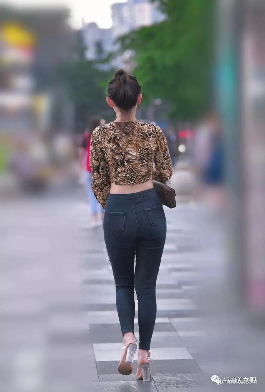 街拍眉清目秀丸子头时尚美身段板正