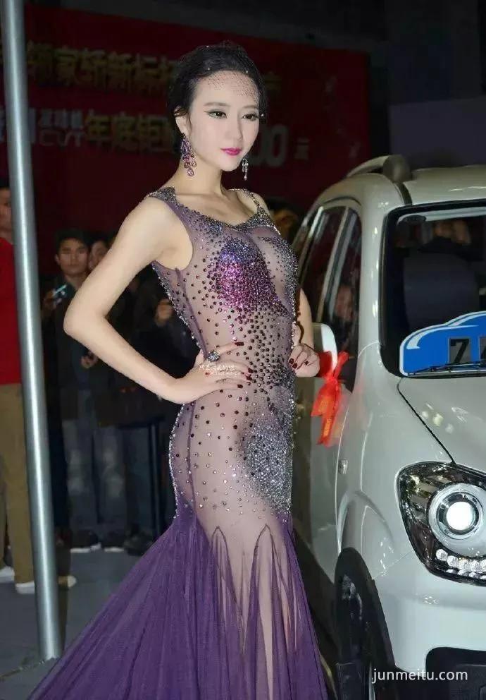 街拍身材高挑透视装车模，出场费很贵！