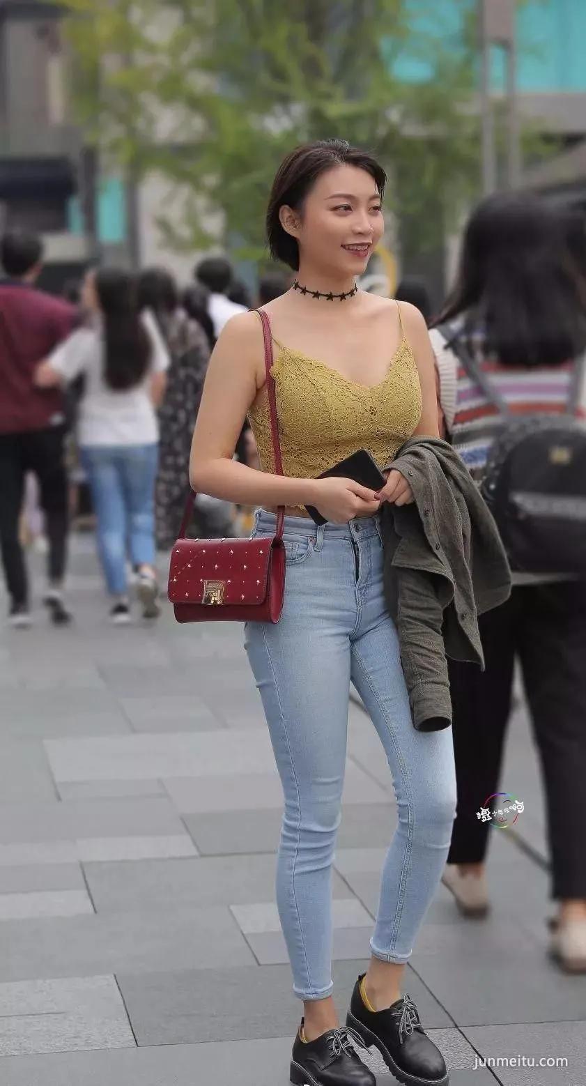 街拍短发浅蓝紧牛裤短时尚美眉很有范