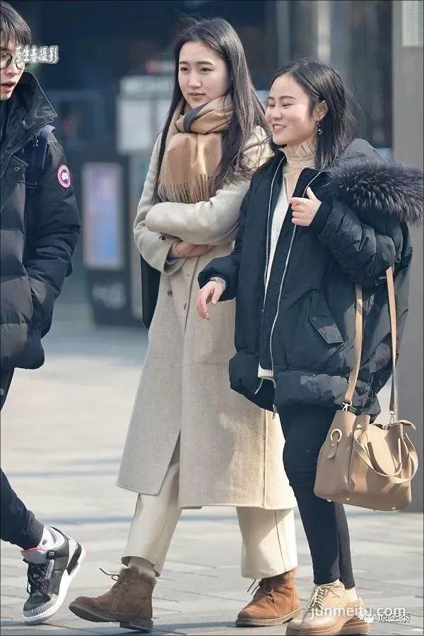 街拍早春美女迷人的风韵，竟然是这样打造的！