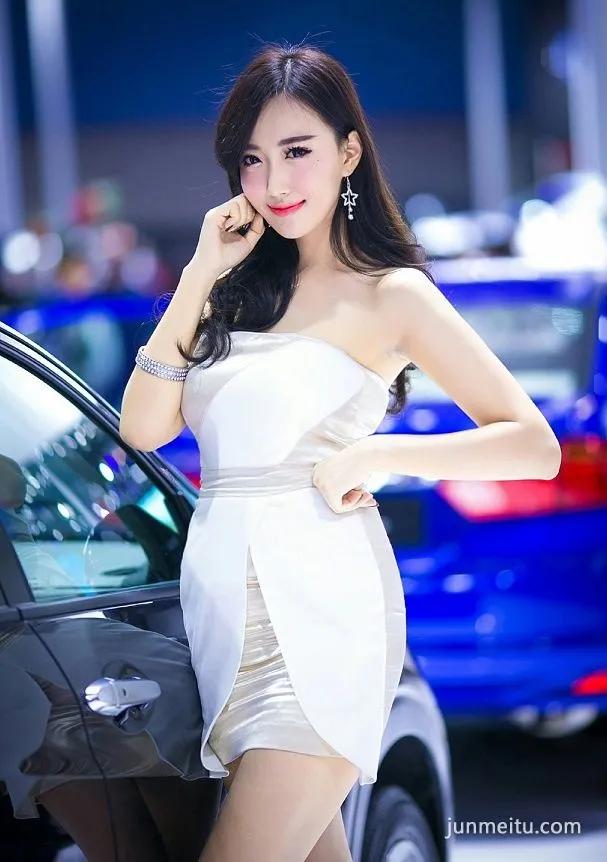 超模街拍白色抹胸车模，笑起来真好看