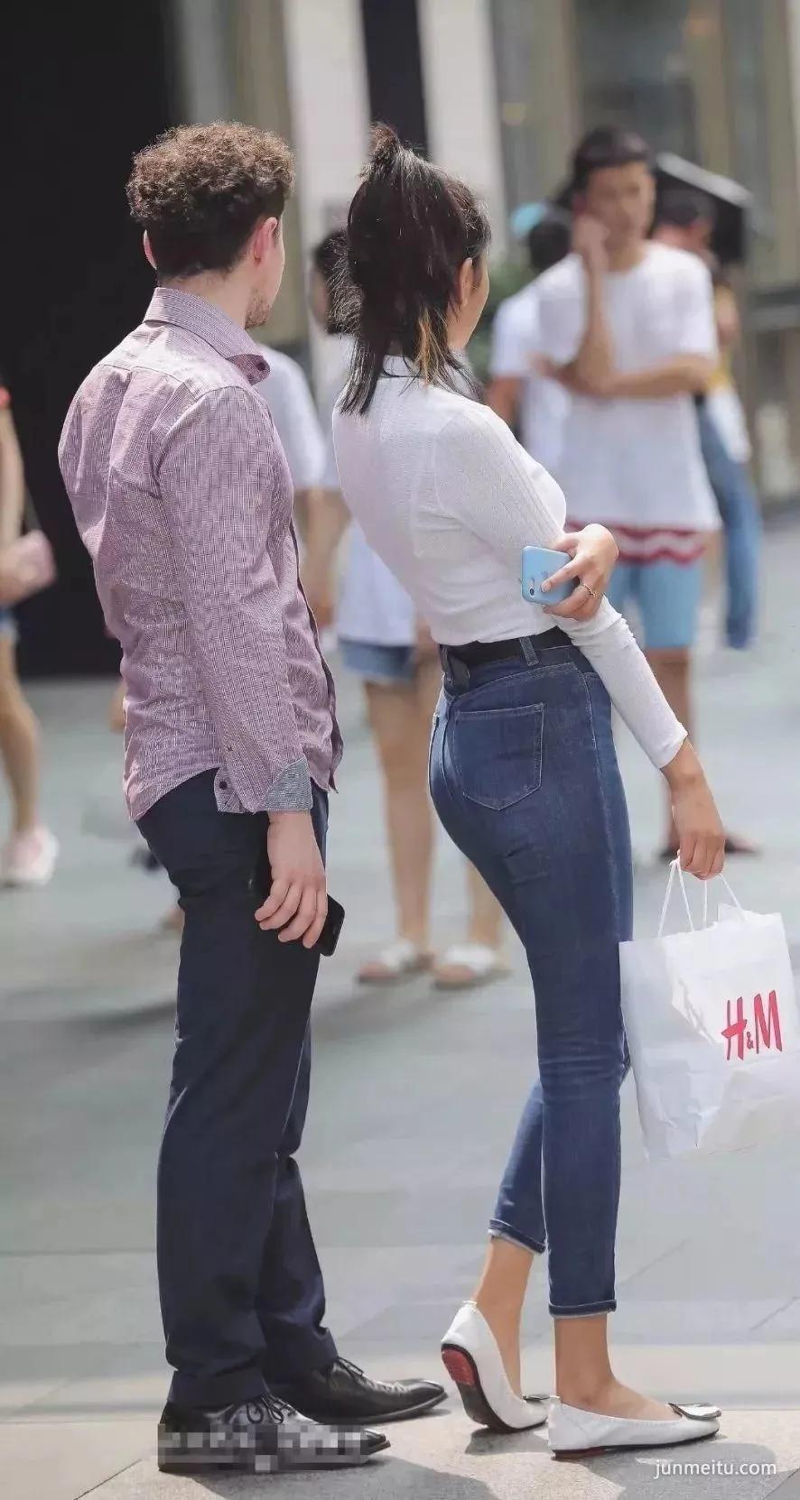 街拍高挑紧身牛仔裤苗条修长双腿浑圆挺翘饱满气质女郎