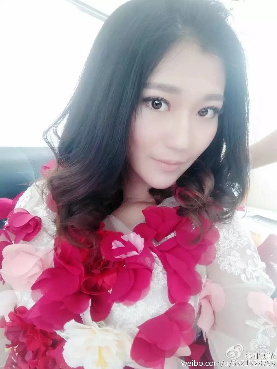 亚美依- 美腿宝贝俏皮生活照