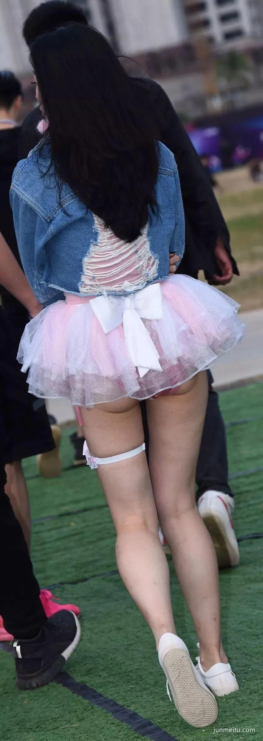 街拍超极品风骚短裙白皙大长腿模特女郎