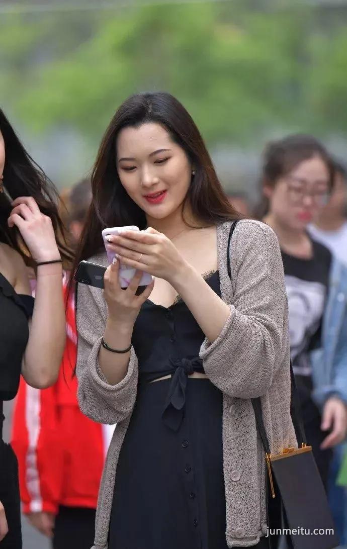 街拍长得漂亮并且很有气质,长发黑裙