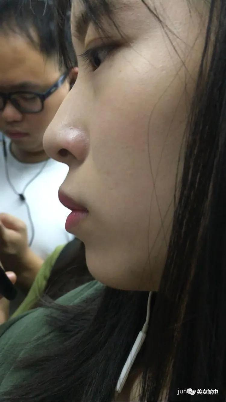 偷拍街拍 | 地铁美女白皙的皮肤很美，离罩露乳走光啦