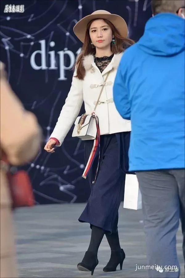 街拍寒冬反季节穿衣的美女，格外惹眼！