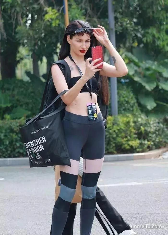 街拍个性紧身裤大长腿浑圆挺翘露脐装小蛮腰气质洋妹纸