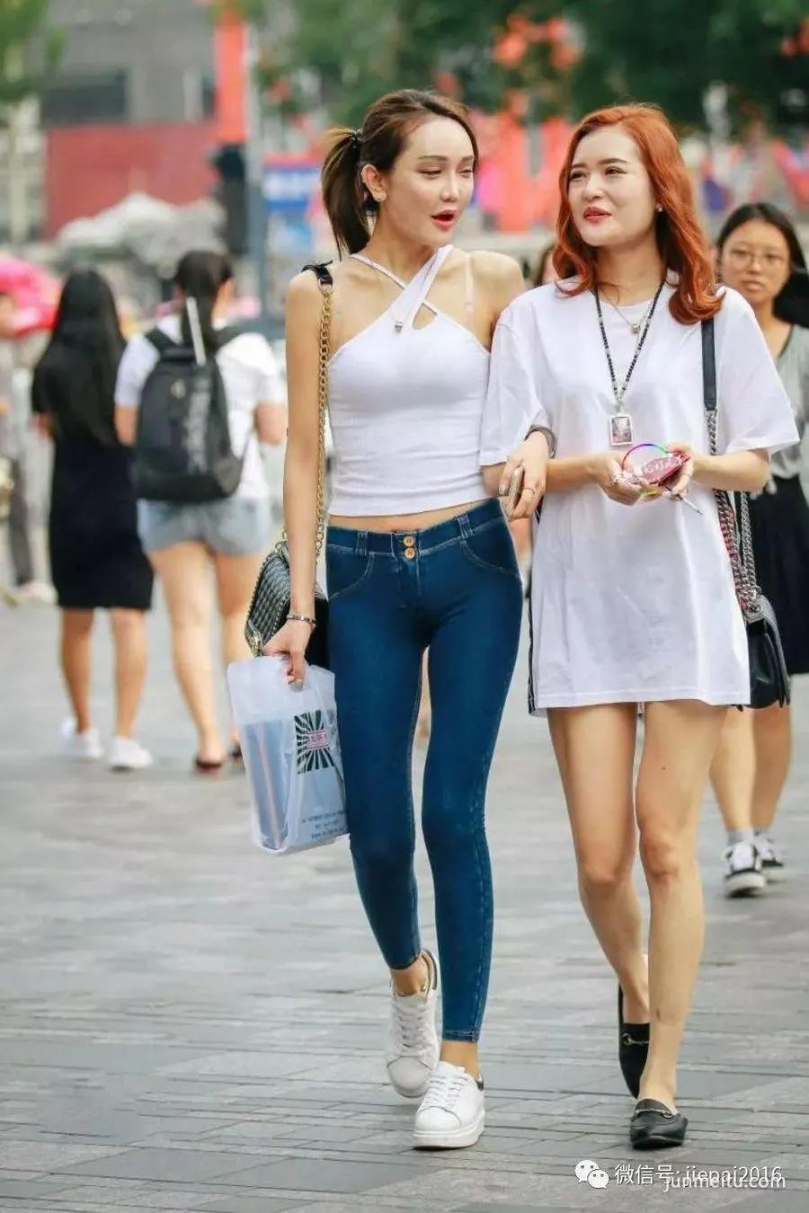 街拍第一站白背心和蜜臀裤，紧致的风格展现凹凸身材